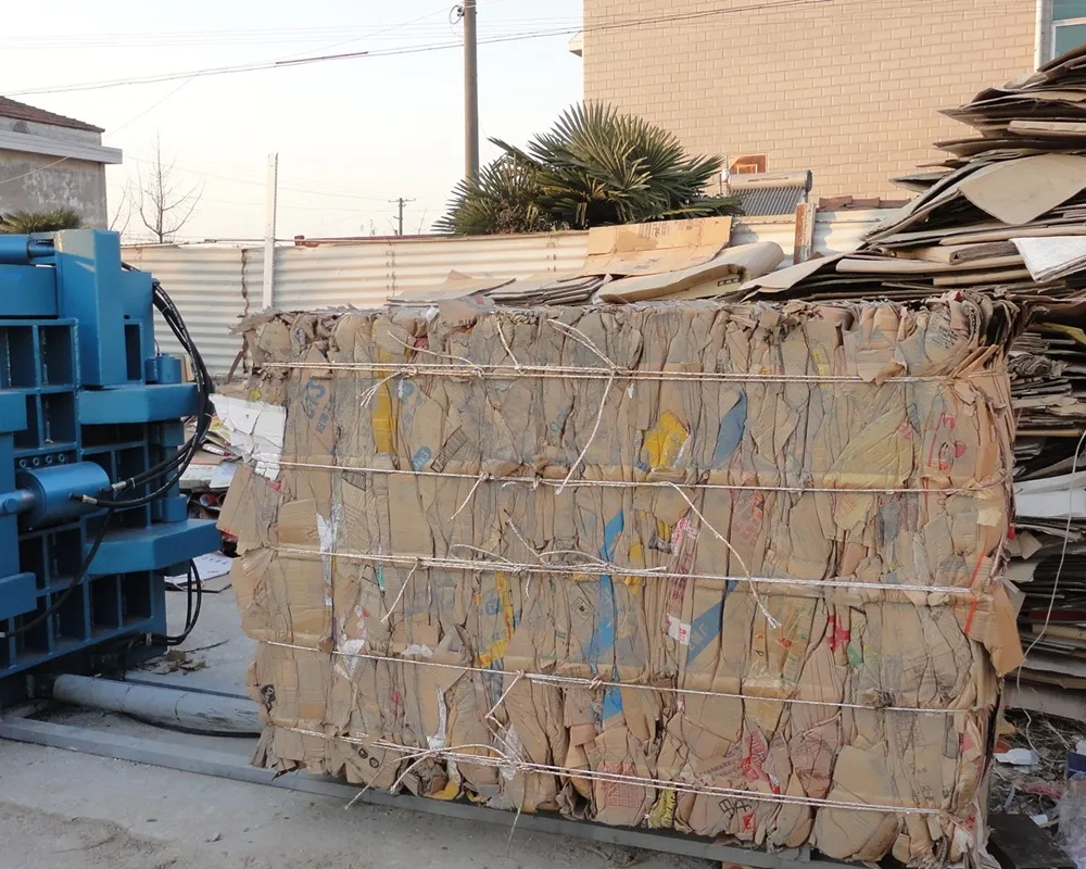 Manual tie baler